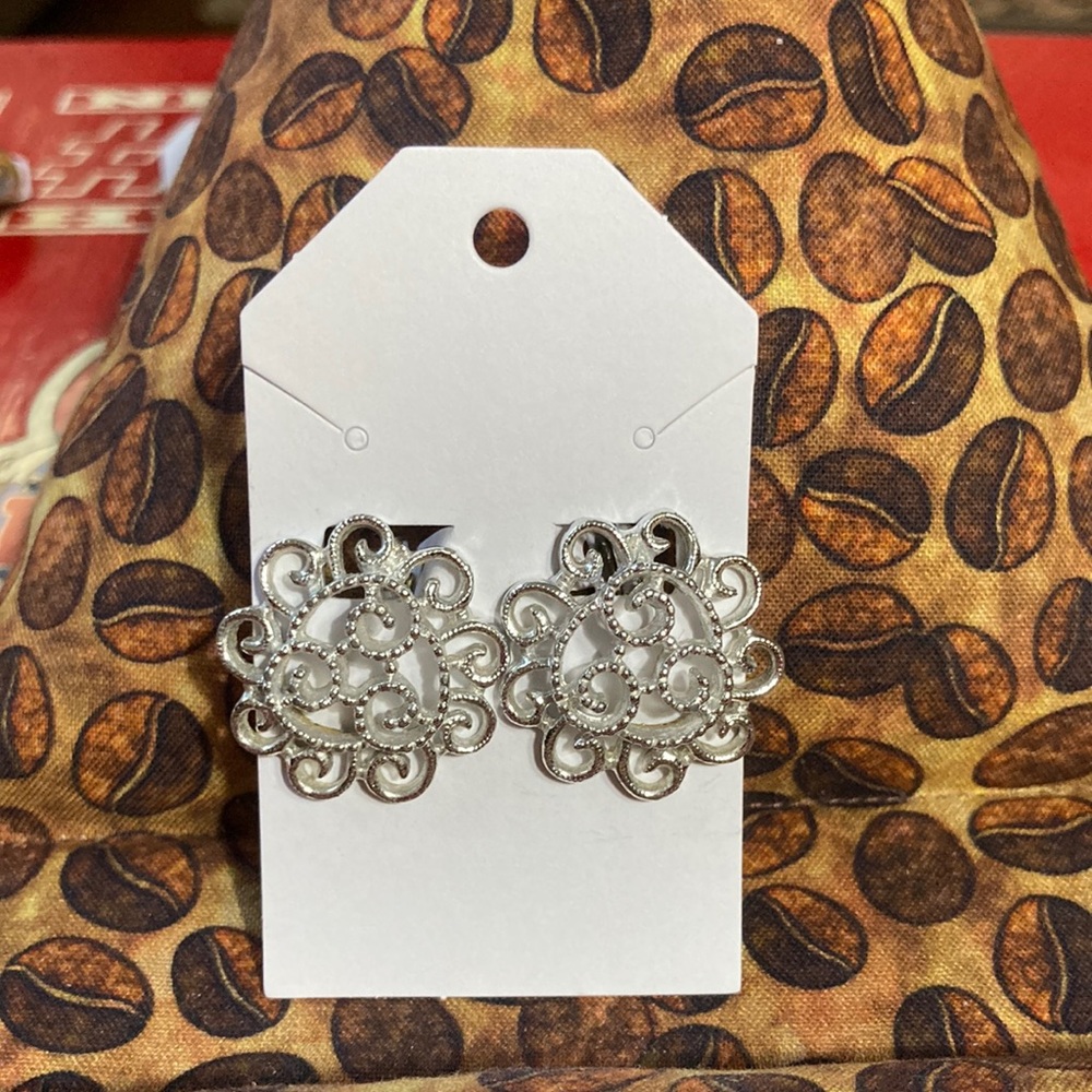 🎄Silver swirls galore clip earrings Never Worn
